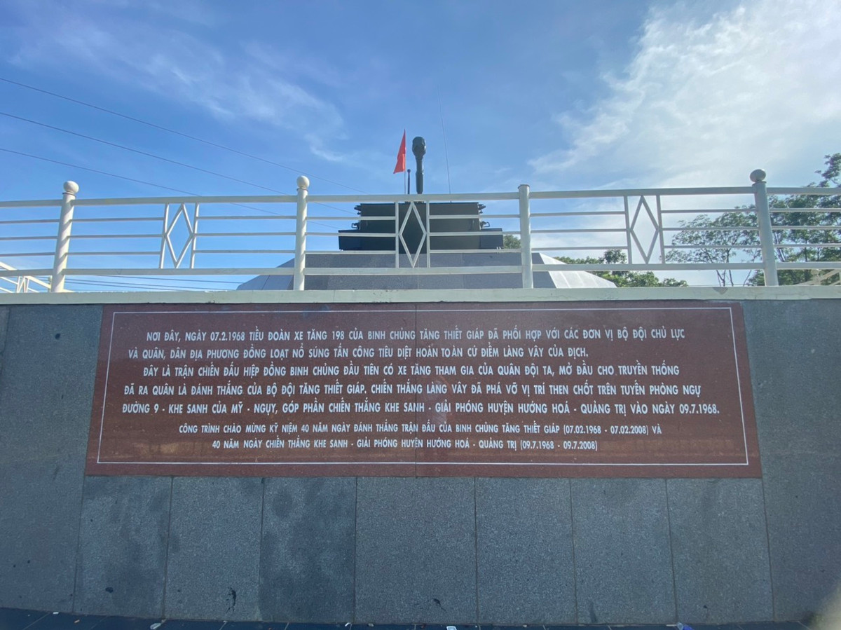 Tấm bia ghi rõ: “Nơi đây ngày 7/2/1968, tiểu đoàn xe tăng 198 của Binh chủng Tăng - Thiết giáp đã phối hợp với các đơn vị bộ đội chủ lực và quân dân địa phương đồng loạt nổ súng tấn công tiêu diệt hoàn toàn cứ điểm Làng Vây của địch. Đây là trận chiến đấu hiệp đồng binh chủng đầu tiên có xe tăng tham gia của quân đội ta, mở đầu cho truyền thống “Đã ra quân là đánh thắng” của bộ đội Tăng - Thiết giáp. Chiến thắng Làng Vây đã phá vỡ vị trí then chốt trên tuyến phòng ngự Đường 9 - Khe Sanh của Mỹ - ngụy, góp phần vào chiến thắng Khe Sanh, giải phóng huyện Hướng Hóa Quảng Trị vào ngày 9/7/1968”.