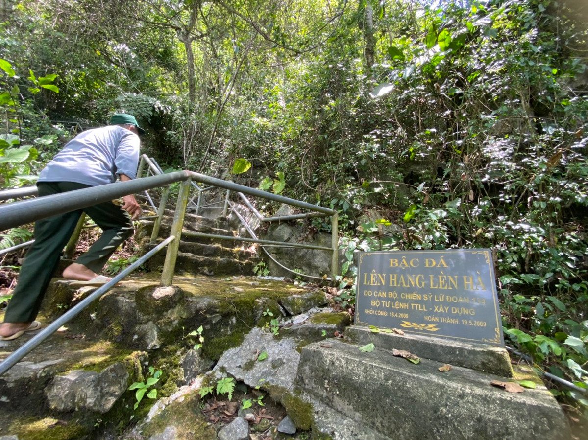 Dẫn phóng viên lên với hang, nơi đặt các trang thiết bị của Trạm A69, ông Ba cho biết, đường lên có 269 bậc thang, những ngày qua di tích đã đón rất nhiều đoàn đến viếng và dâng hương.
