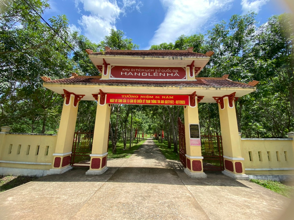 Trạm cách tuyến đường chiến lược 15A (đường Hồ Chí Minh ngày nay) khoảng 3km. Trong thời gian Trạm đóng quân trên địa bàn, nhân dân Tuyên Hoá đã đùm bọc, chở che, giúp đỡ để cán bộ, chiến sĩ Trạm hoàn thành tốt nhiệm vụ. Với vị trí và nhiệm vụ cực kỳ quan trọng, nên trong những năm chiến tranh phá hoại của đế quốc Mỹ, địch đã phát hiện và thường xuyên tập trung đánh phá vào khu vực Trạm.