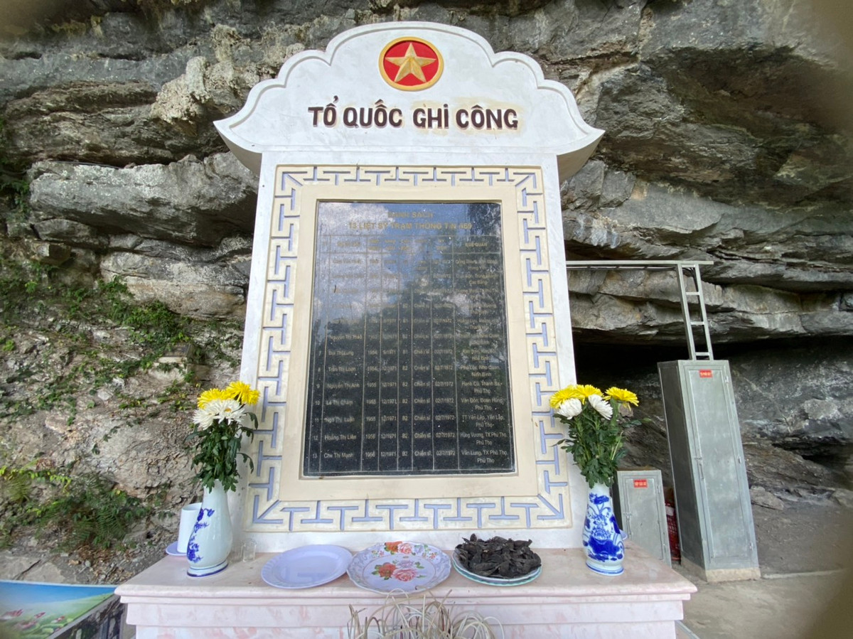 Tấm bia ghi tên 13 chiến sĩ đã anh dũng hi sinh. Sau loạt bom mặc dù bị thiệt hại hết sức nặng nề, nhưng với tinh thần trách nhiêm cao cho nhiệm vụ bảo đảm thông tin liên lạc, các chiến sĩ còn sống đã biến đau thương thành hành động, chỉ sau 1 giờ đã khắc phục xong, thông tin liên lạc được thông suốt và tiếp tục phục vụ cho các mặt trận, các chiến dịch chiến đấu đến thắng lợi.