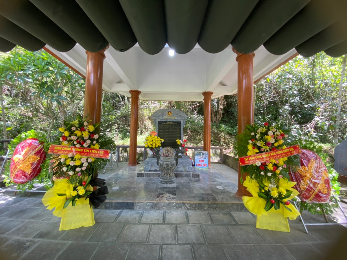 Đặc biệt, vào ngày 02/07/1972, máy bay Mỹ bất ngờ ập tới đánh phá, loạt bom tàn ác chỉ diễn ra trong vòng 5 phút nhưng đã để lại thiệt hại hết sức nặng nề. Trạm máy trên hang đá cao bị hư hỏng nặng, mạng cáp nhập đài và khoảng 1.500m đường dây quanh khu vực Trạm bị đứt nát không liên lạc được. Xót xa hơn sau loạt bom đã có tới 13 cán bộ, chiến sĩ đã anh dũng hy sinh