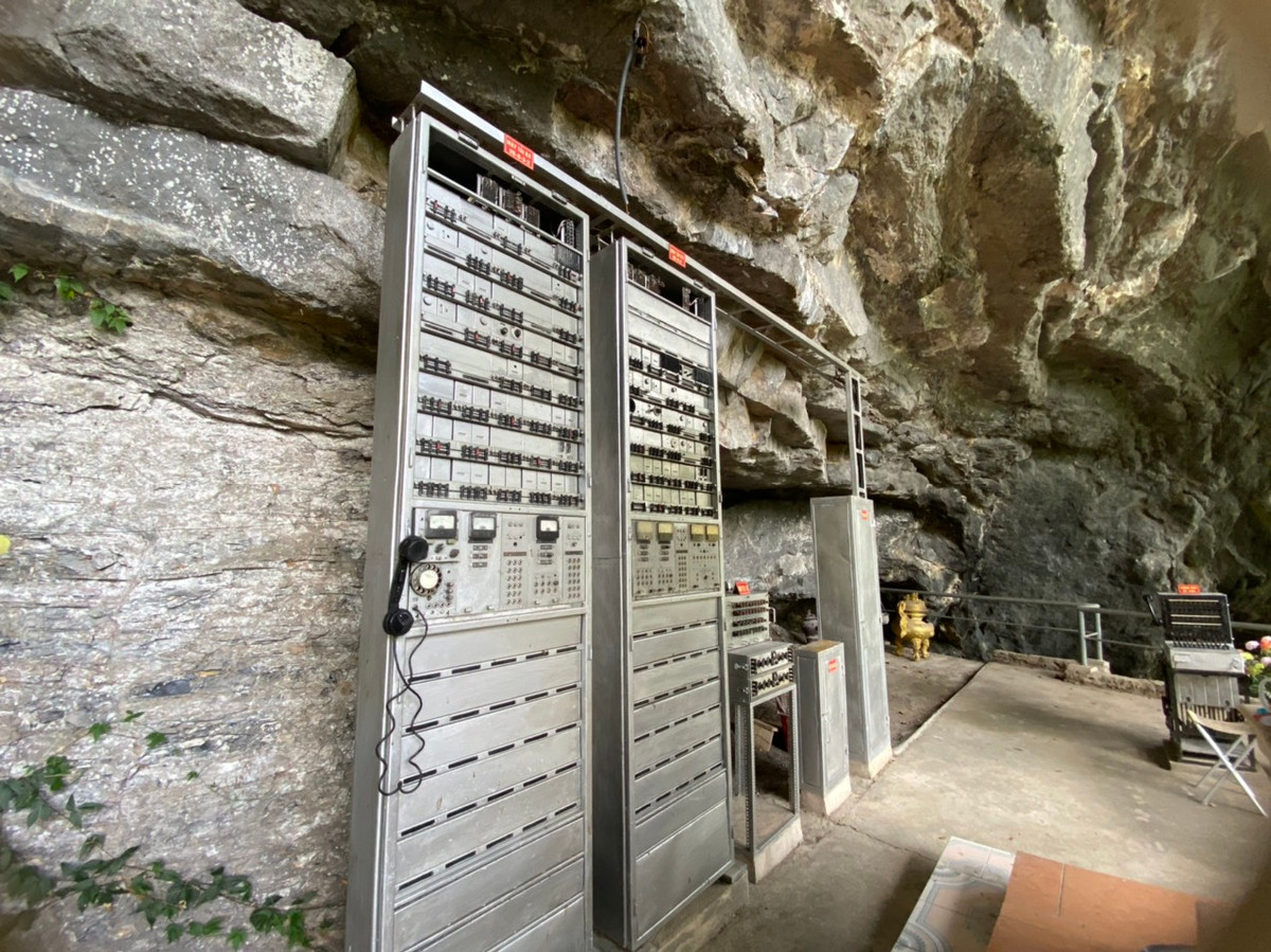 Dưới vòm đá sừng sững, các thiết bị thông tin liên lạc của Trạm A69 vẫn còn đây. Dường như đâu đây vẫn còn đó bóng dáng của những người lính năm xưa kiên cường anh dũng bám máy bảo đảm thông tin trước loạt bom đạn của quân thù.