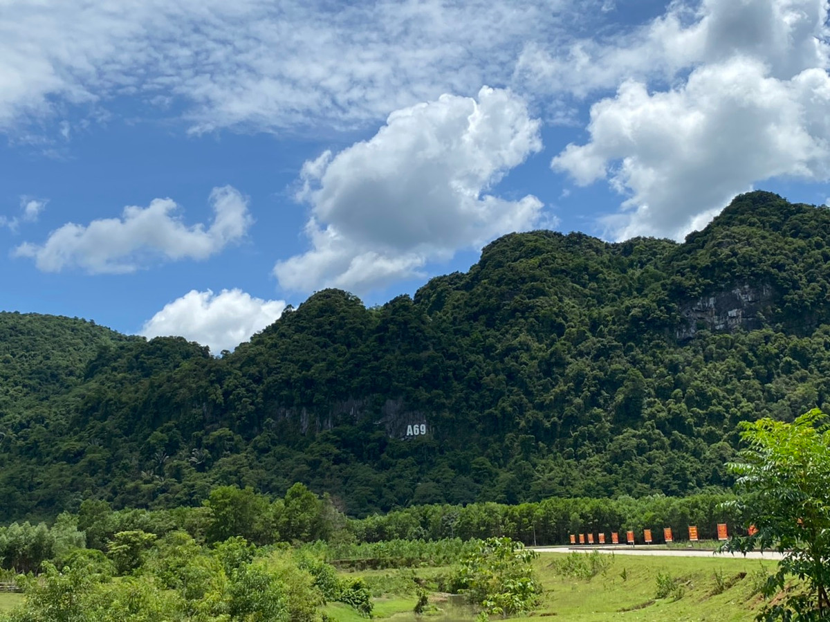 Hang Lèn Hà với dòng chữ A69 nhìn từ xa. Hiện tỉnh Quảng Bình đã quy hoạch khu Di tích với diện tích 12 ha; phối hợp với Binh chủng Thông tin liên lạc đầu tư tôn tạo các hạng mục, xây dựng miếu thờ, nhà dâng hương, bia ghi danh tưởng nhớ các cán bộ, chiến sĩ đã hy sinh, nhà truyền thống của Trạm thông tin A69, đầu tư nâng cấp, mở rộng tuyến đường từ đường Hồ Chí Minh vào khu Di tích; bố trí một nhân viên làm nhiệm vụ hướng dẫn cho nhân dân và du khách khi đến tham quan, thăm viếng…