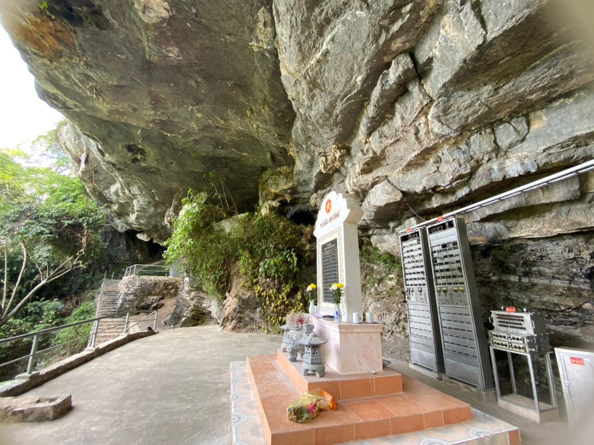 Hang Lèn Hà ở xã Thanh Hóa, huyện Tuyên Hóa (Quảng Bình) nơi có Trạm thông tin A69 thuộc Đại đội 9, Trung đoàn 134, Binh chủng Thông tin liên lạc đóng. Địa hình có dãy núi đá vôi sừng sững với cây rừng rậm rạp làm nơi đặt máy móc liên lạc và là khu trữ hàng chiến lược chi viện cho chiến trường miền Nam. Trạm thông tin A69 có vị trí cực kỳ quan trọng, có nhiệm vụ bảo đảm thông tin Bắc - Nam (từ Hà Nội đến đường 9 - Nam Lào). Đường dây của Trạm nối liền mạng thông tin của Bộ Tư lệnh 559, chạy dọc đường 12A (Quảng Bình) và đường 8 (Hà Tĩnh) đi qua nhiều trọng điểm địch đánh phá ác liệt, địa hình hiểm trở, như Khe Nét, Thanh Lạng, Đò Vàng…