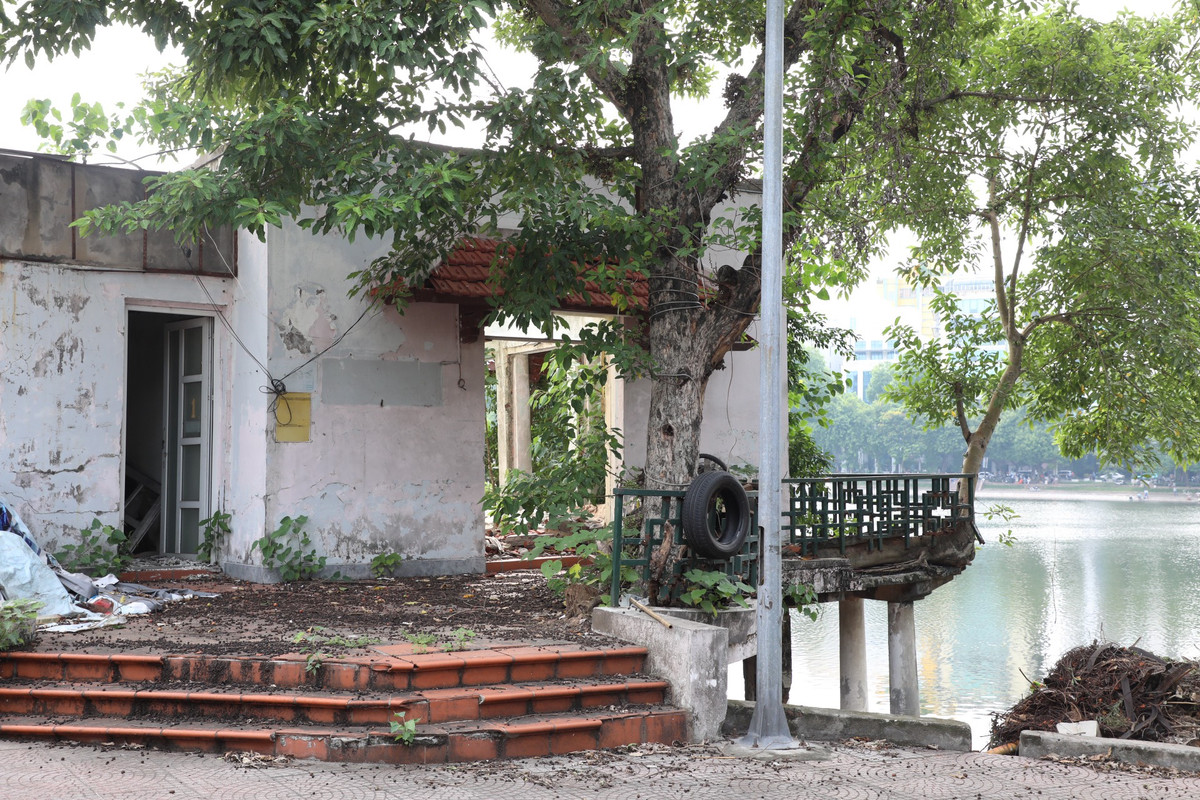 Khung cảnh hoang tàn, trở thành đống đổ nát.