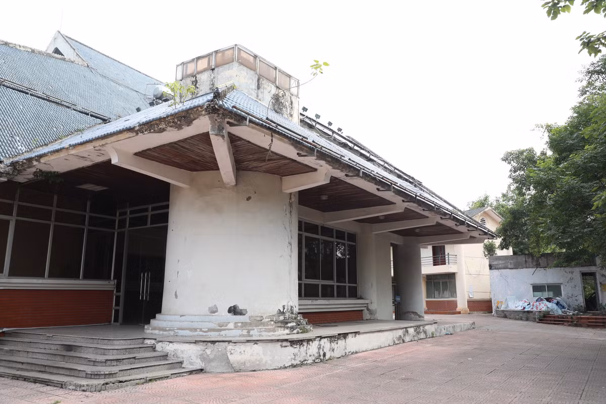 Những năm gần đây, các hoạt động của thanh niên đã được chuyển về Cung Văn hóa Thể thao Thanh niên Hà Nội ở số 1 Tăng Bạt Hổ (quận Hai Bà Trưng), khiến nơi đây dần bị lãng quên, nhiều hạng mục xuống cấp nghiêm trọng, toàn khuôn viên nhếch nhác, mất mỹ quan đô thị.