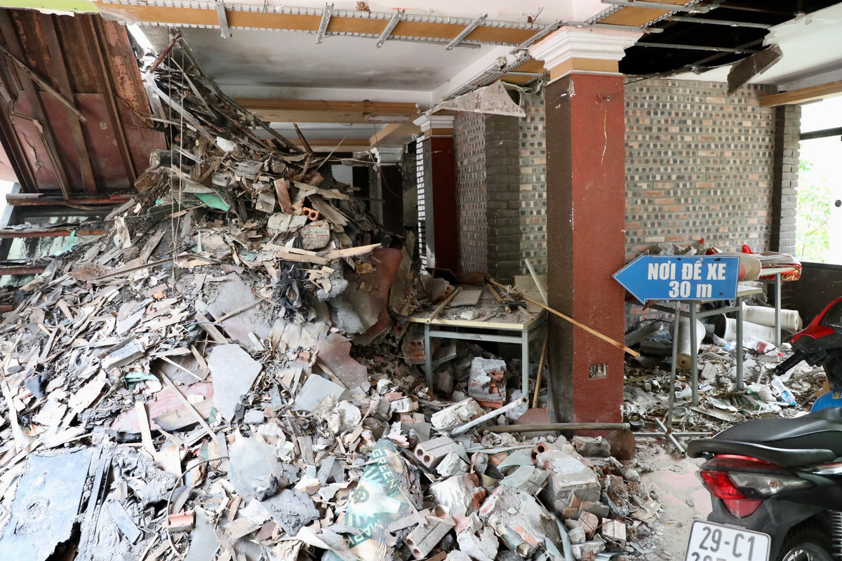Cảnh đổ nát bên trong căn nhà cạnh hội trường.
