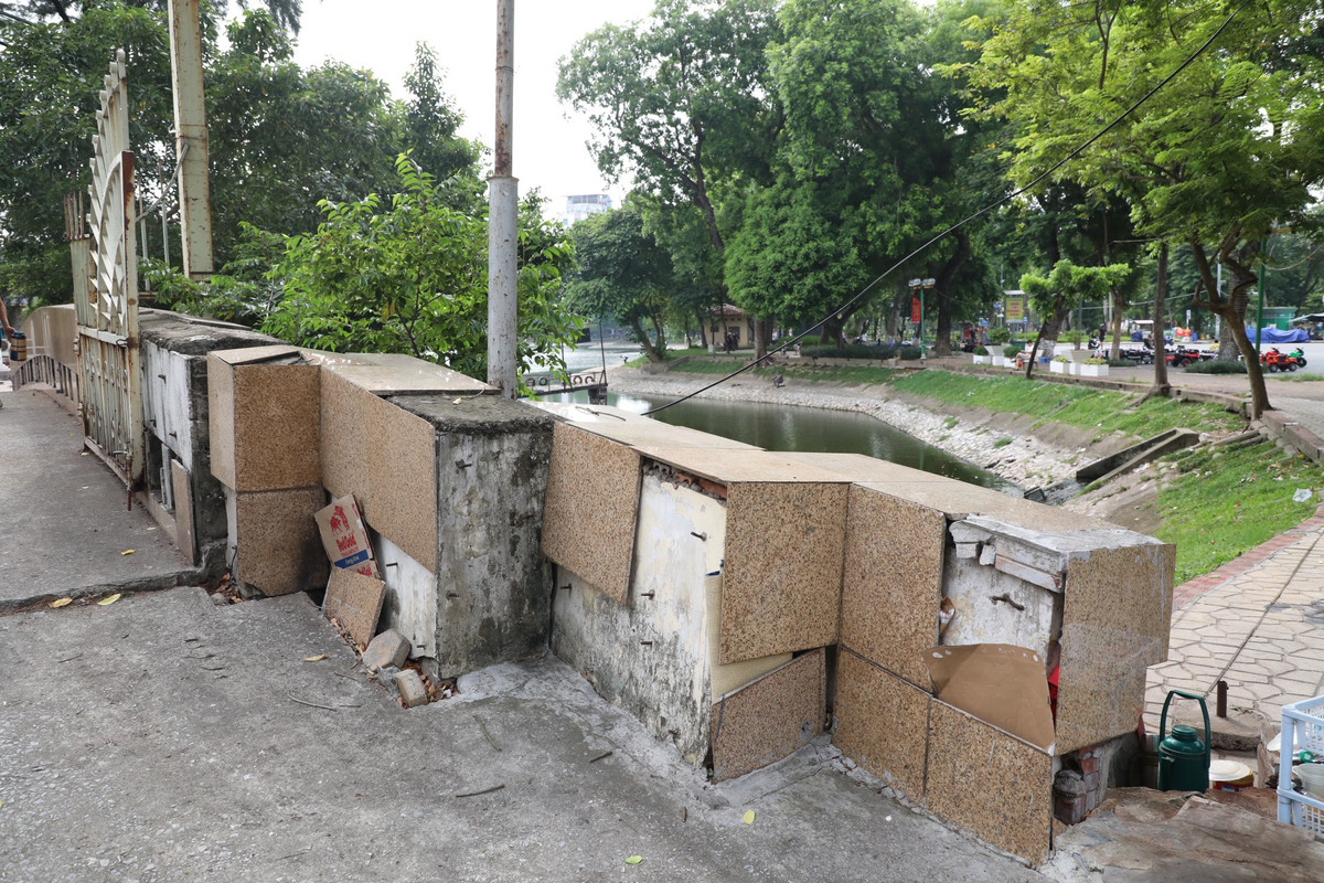 Thành cầu lối đi vào Cung hư hỏng nhiều năm.