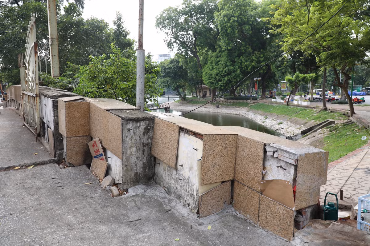 Thành cầu lối đi vào Cung hư hỏng nhiều năm.