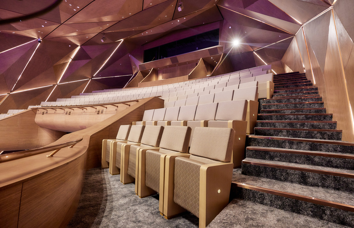 Khán phòng lớn có sức chứa 900 khách và khán phòng nhỏ 500 khách. Hệ thống âm thanh gồm hệ thống loa Array và loa Constellation, nằm chìm trong tường, vòm, được thiết kế cách điệu hình lá lúa với các lỗ nhỏ như tổ ong, giúp khán giả tận hưởng âm thanh ở mọi góc.