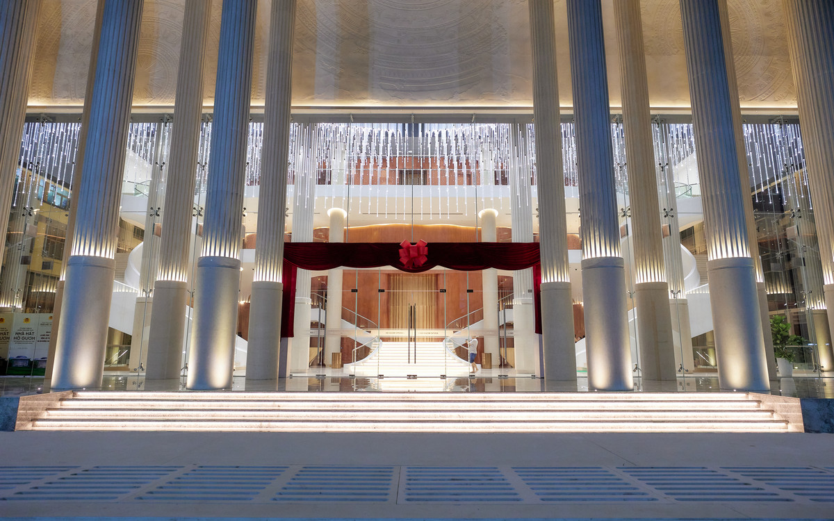 Gây ấn tượng với 52 cột đá nguyên khối nhập khẩu từ Tây Ban Nha, nhà hát được giới thiệu có trang thiết bị tiên tiến, hiện đại ứng dụng công nghệ hàng đầu thế giới.