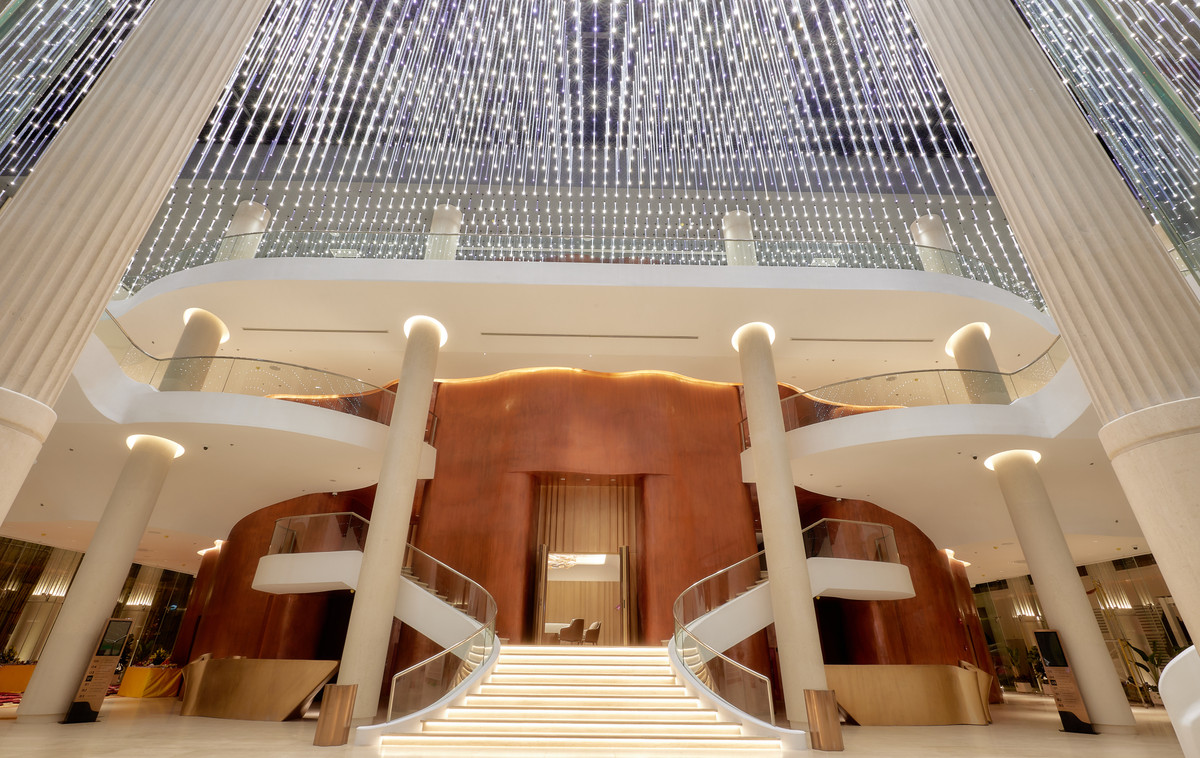 Nhà hát được chia làm 6 khu vực: Sảnh lớn và sảnh nhỏ phía trước phục vụ tiếp đón khách; Lõi giao thông đứng: tạo điều kiện di chuyển dễ dàng; Khán phòng lớn sức chứa 900 khách và khán phòng nhỏ sức chứa 500 khách; Khu vực hậu trường: sảnh diễn viên, sân khấu phụ, phòng tập, kho đạo cụ, khu văn phòng; Hầm để xe cho khách và nhân viên; Không gian đa năng, phòng nghỉ giải lao, cafeteria và sân vườn tầng 6.