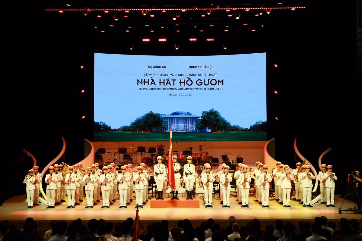  Nhà hát Hồ Gươm tọa lạc tại số 40 - 40A Hàng Bài (quận Hoàn Kiếm, Hà Nội) có quy mô 5.000m2, do Bộ Công an và UBND thành phố Hà Nội đầu tư xây dựng.