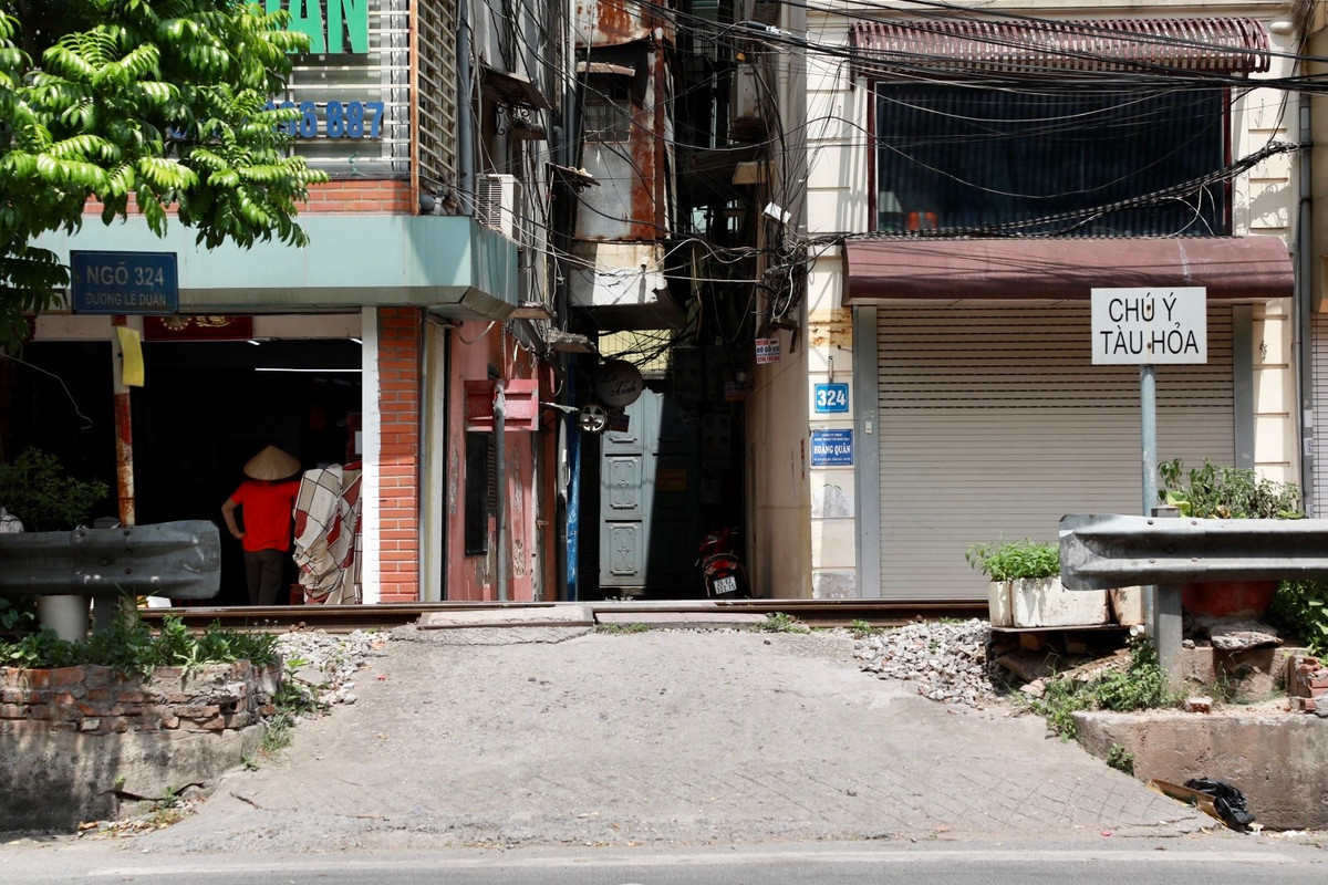 Theo Cục Đường sắt Việt Nam, Hà Nội là một trong những địa phương có nhiều lối đi tự mở qua đường sắt nhất cả nước. Cụ thể, trên địa bàn thành phố Hà Nội có 6 tuyến đường sắt đi qua với tổng chiều dài khoảng 162,11km, nhưng có đến 545 vị trí giao cắt đường bộ - đường sắt, trong đó có 183 đường ngang hợp pháp và 362 lối đi tự mở.