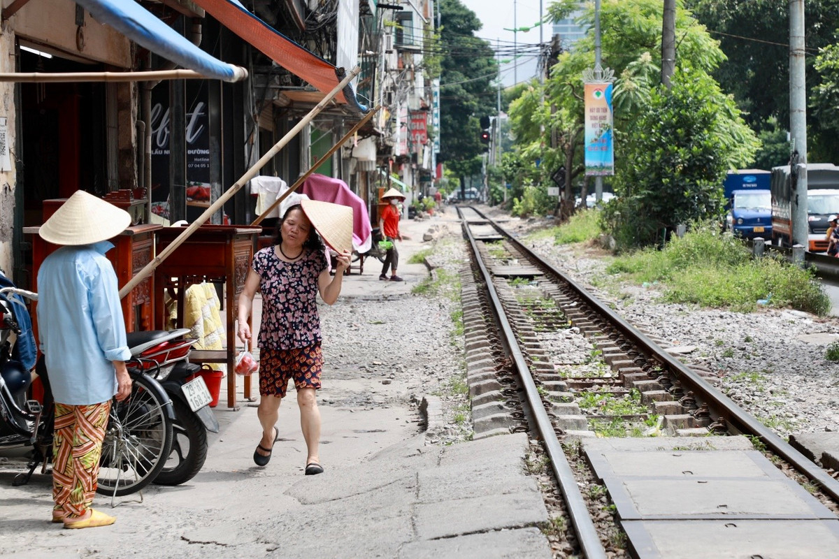 Liên quan đến việc chi phí dùng để nâng cấp 297 lối đi tự mở lên đến 750 tỉ đồng, ông Trần Thiện Cảnh, Phó Cục trưởng phụ trách Cục Đường sắt Việt Nam cho biết, việc nâng cấp các lối đi tự mở thành đường ngang sẽ cần lắp đặt các thiết bị đèn cảnh báo, đèn chiếu sáng, thanh chắn tàu... nên cũng rất tốn kém.
