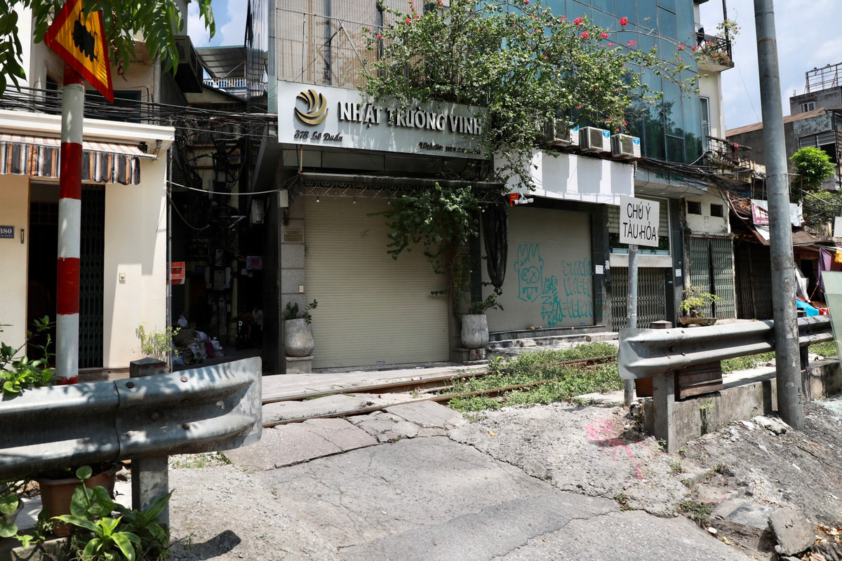 Tổng công ty Đường sắt Việt Nam cho biết, theo Đề án đảm bảo trật tự hành lang ATGT và xử lý dứt điểm lối đi tự mở qua đường sắt giai đoạn 2021-2025, đơn vị sẽ xây dựng mới 297 đường ngang hiện đang là các lối đi tự mở.