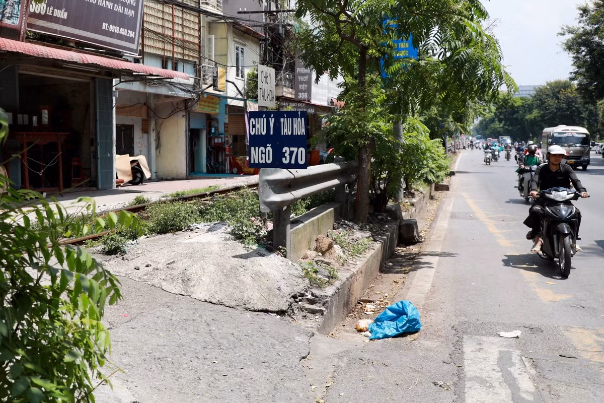 Trước đó, Tổng công ty Đường sắt Việt Nam vừa có đề xuất tới Bộ GTVT kiến nghị Thủ tướng Chính phủ bố trí nguồn vốn ngân sách để nâng cấp lối đi tự mở thành đường ngang.