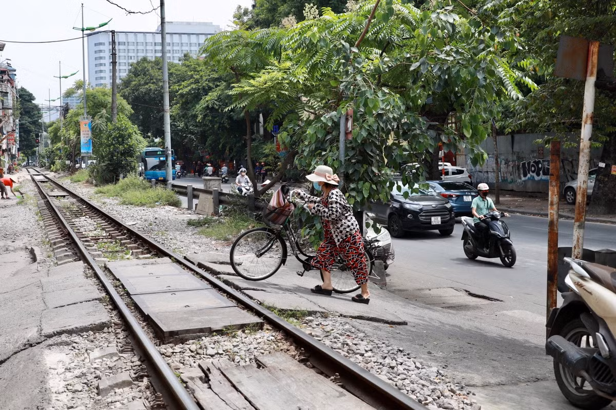  5 tháng đầu năm 2023, cả nước đã xảy ra gần 70 vụ tai nạn liên quan đến đường sắt, trong đó hơn 30 vụ xảy ra ở lối đi tự mở. Số vụ tai nạn còn lại xảy ra dọc đường sắt và tại đường ngang có cảnh báo tự động.