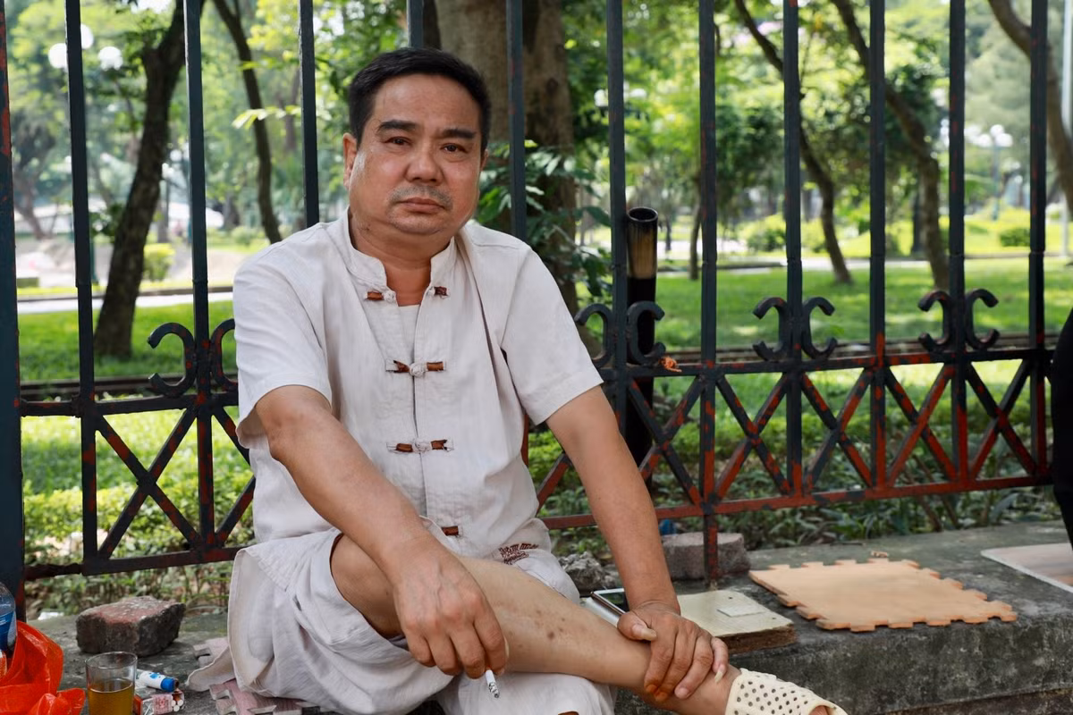 Ông Nguyễn Văn Bùi ( 57 tuổi, ở Bắc Giang) làm việc tại Hà Nội cho biết: “Mật độ dân cư tại những tuyến đường này là rất lớn. Hơn nữa dãy nhà cạnh đường ray hầu hết đều kinh doanh, buôn bán... thu hút đông người qua lại. Việc di chuyển qua những đoạn đường ngang tự phát này là rất nguy hiểm, các đơn vị quản lý cần có biện pháp cấp thiết ngăn chặn để những tai nạn đáng tiếc không lặp lại”.