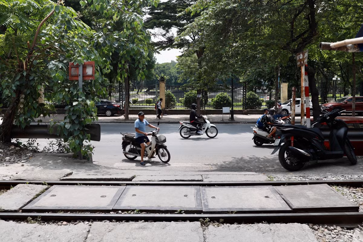 Ghi nhận của PV, tại Hà Nội vẫn tồn tại hàng trăm đường ngang dân sinh và lối đi tự mở cắt ngang qua đường sắt không có biện pháp bảo vệ an toàn, tiềm ẩn nguy cơ mất an toàn giao thông.