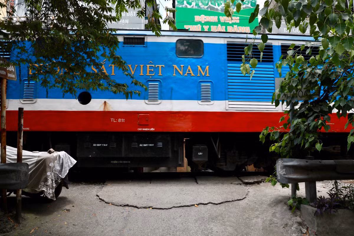 Rất nhiều đường ngang do người dân tự mở trái phép không có barie, đèn cảnh báo, biển báo tạm bợ, bị che khuất... Theo thời gian, những lối đi tắt này trở thành đường đi cố định.