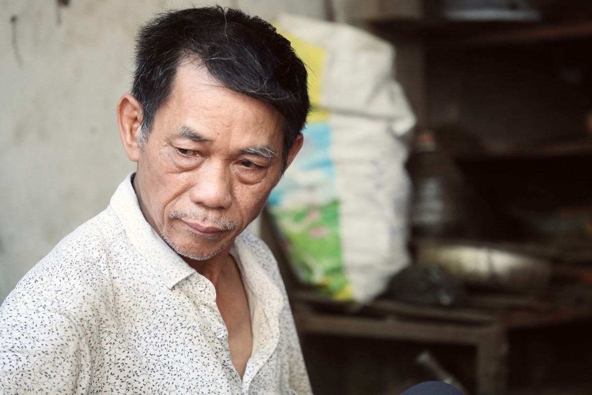 Nghệ nhân Hoàng Văn Cung đánh giá, việc rèn thủ công sẽ cho sản phẩm tốt hơn rèn bằng máy. "Với hình thức rèn thủ công, mỗi khi tấm thép nóng đạt sẽ bỏ ra quai, nhưng chỉ trong thời gian ngắn tấm thép sẽ mau cứng trở lại. Như vậy quy trình nhiệt luyện phải diễn ra nhiều lần, khi đó sẽ được sản phẩm có độ bền vượt trội hơn so với máy móc. Tuy vậy, nếu tôi quá nhiều thì cũng không tốt, thép sẽ bị cứng, giòn, dễ mẻ. Với người thợ giỏi họ chỉ cần nhìn và tự đánh giá được tấm thép 'non' hay 'già'", ông Cung cho hay.