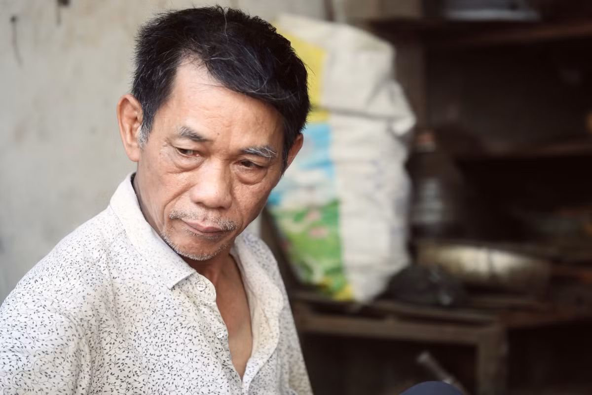 Nghệ nhân Hoàng Văn Cung đánh giá, việc rèn thủ công sẽ cho sản phẩm tốt hơn rèn bằng máy. "Với hình thức rèn thủ công, mỗi khi tấm thép nóng đạt sẽ bỏ ra quai, nhưng chỉ trong thời gian ngắn tấm thép sẽ mau cứng trở lại. Như vậy quy trình nhiệt luyện phải diễn ra nhiều lần, khi đó sẽ được sản phẩm có độ bền vượt trội hơn so với máy móc. Tuy vậy, nếu tôi quá nhiều thì cũng không tốt, thép sẽ bị cứng, giòn, dễ mẻ. Với người thợ giỏi họ chỉ cần nhìn và tự đánh giá được tấm thép 'non' hay 'già'", ông Cung cho hay.