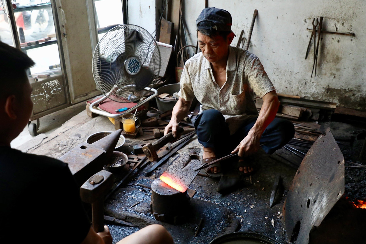 Ngồi bên lò than rực lửa giữa ngày hè, dù chiếc quạt quay hết công suất, tí lại làm ngụm nước mát để kế bên, nhưng mồ hôi vẫn ướt đẫm áo, ông Cung tâm sự: "Bố tôi cũng là một người thợ rèn giỏi và ông đã truyền lại nghề cho tôi. Ngày xưa, ông làm ở hợp tác xã nhưng sau khi giải phóng thì về mở lò làm tại nhà. Thời trẻ, tôi từng đi lính 4 năm, sau khi ra quân lại tiếp tục làm nghề, tiếp bước cha ông. Tôi yêu nghề như tình yêu của người lính, nhiệt huyết, đam mê lắm. Bởi lẽ, nếu không yêu nghề thì làm sao có thể gắn bó với công việc vốn nặng nhọc, vất vả này được”.