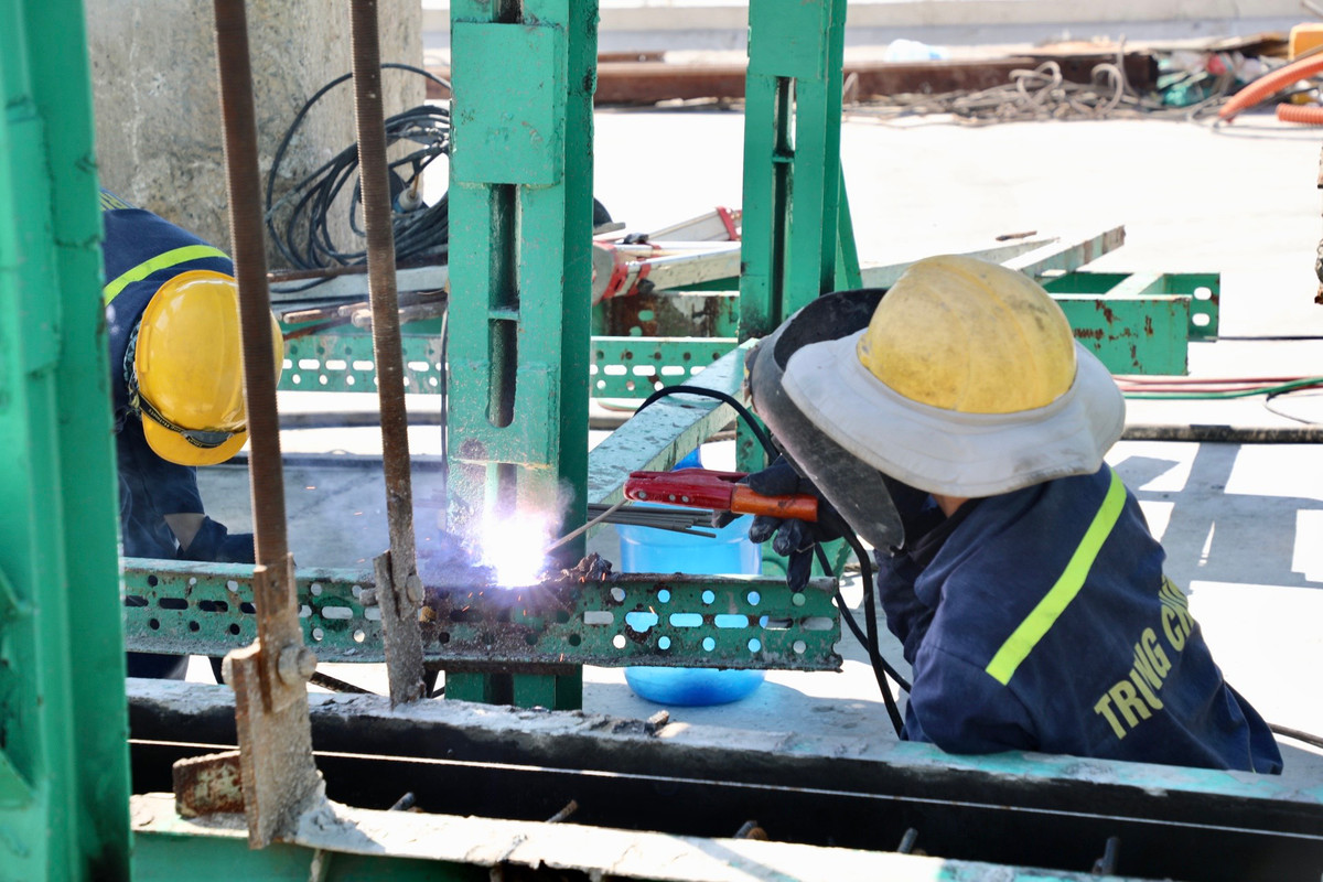 Các công nhân miệt mài làm việc trong cái nắng nóng gay gắt của Hà Nội.