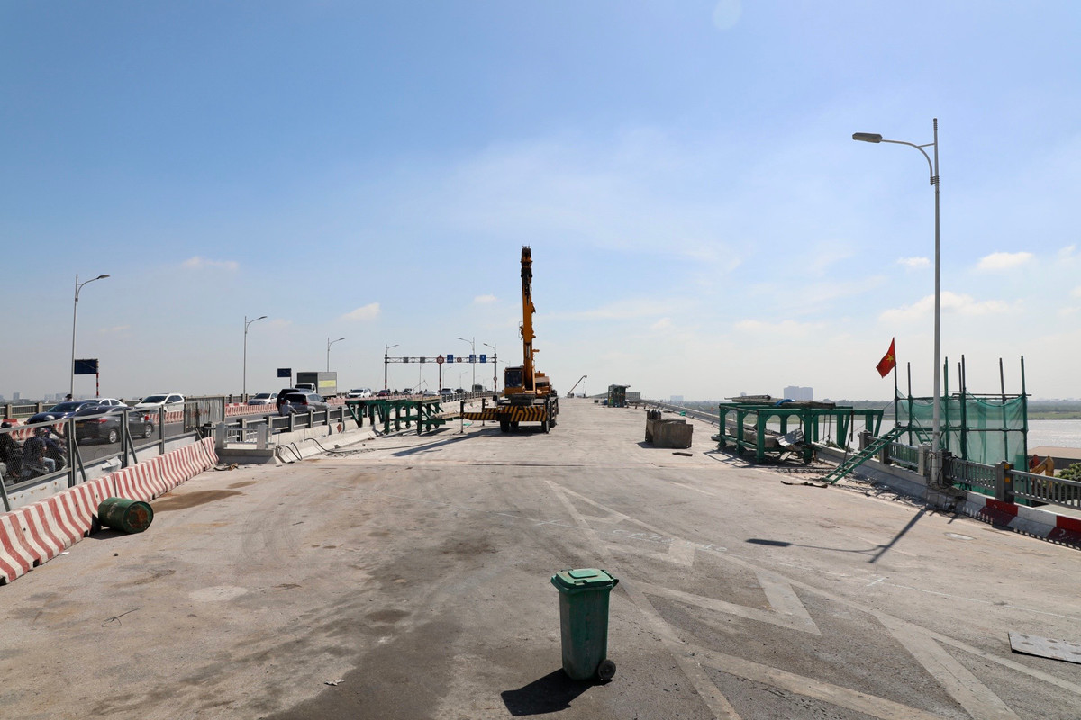 Cầu Vĩnh Tuy giai đoạn 2 nằm ở phía hạ lưu sông Hồng, song song cầu giai đoạn 1, với hình dáng tương tự cầu giai đoạn 1. Tổng chiều dài cầu và đường dẫn khoảng 3.473m. Điểm đầu Km0+840 (giao với đường Nguyễn Khoái và đường Minh Khai), điểm cuối Km4+312,62 (giao với đường Long Biên - Thạch Bàn, đường Cổ Linh). Mặt cắt ngang cầu là 19,25 m (4 làn xe). Chiều cao tĩnh không là 11 m, khẩu độ thông thuyền lớn hơn 85 m.