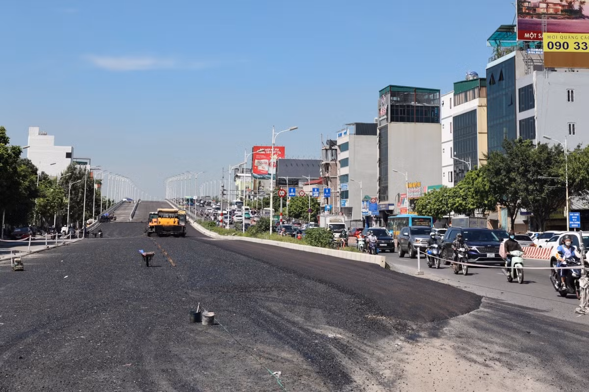 Theo ghi nhận của PV, điểm cuối Km4+312,62 (giao với đường Long Biên - Thạch Bàn, đường Cổ Linh) đang được trải thảm nhựa.