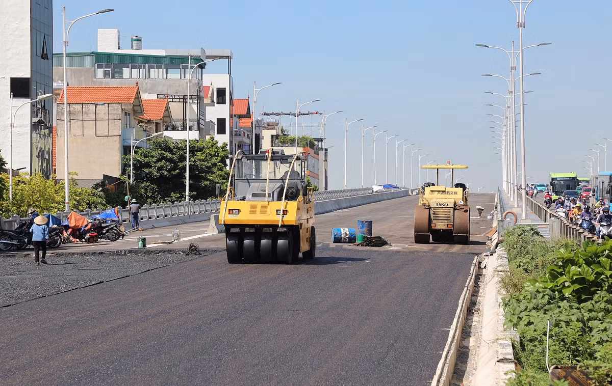 Máy móc cùng hàng trăm công nhân gấp rút thi công để đảm bảo thời gian hoàn thành dự án.