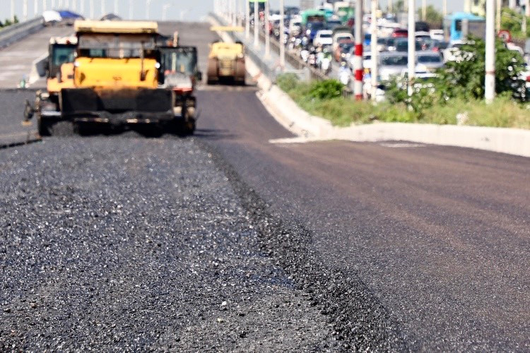 Bề mặt đường được trải thảm bê tông nhựa.