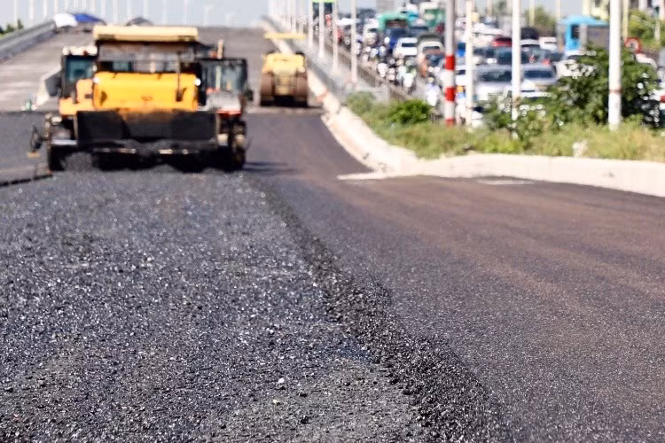 Bề mặt đường được trải thảm bê tông nhựa.
