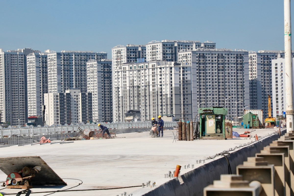 Cầu Vĩnh Tuy giai đoạn 2 là dự án giao thông trọng điểm kết nối hai bờ sông Hồng thuộc quận Hai Bà Trưng và Long Biên (Hà Nội) được khởi công xây dựng vào ngày 9/1/2021 với tổng mức đầu tư hơn 2.500 tỷ đồng.