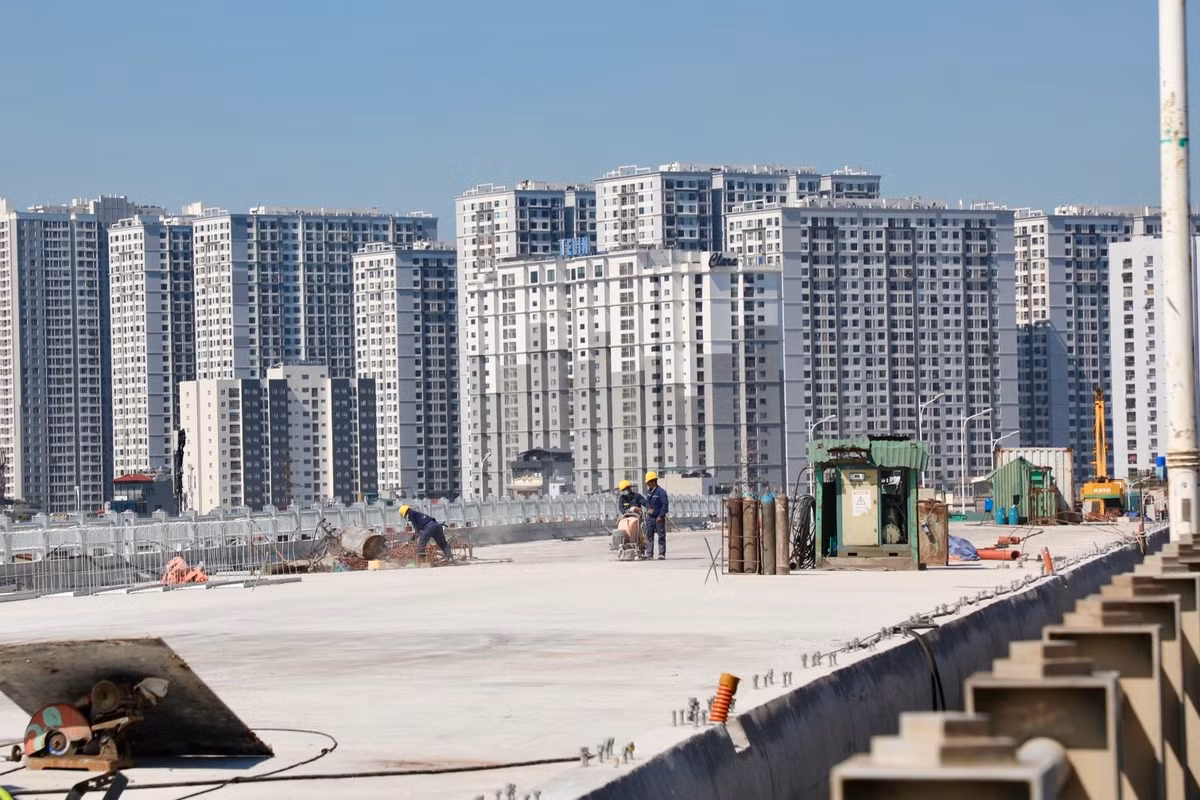 Cầu Vĩnh Tuy giai đoạn 2 là dự án giao thông trọng điểm kết nối hai bờ sông Hồng thuộc quận Hai Bà Trưng và Long Biên (Hà Nội) được khởi công xây dựng vào ngày 9/1/2021 với tổng mức đầu tư hơn 2.500 tỷ đồng.