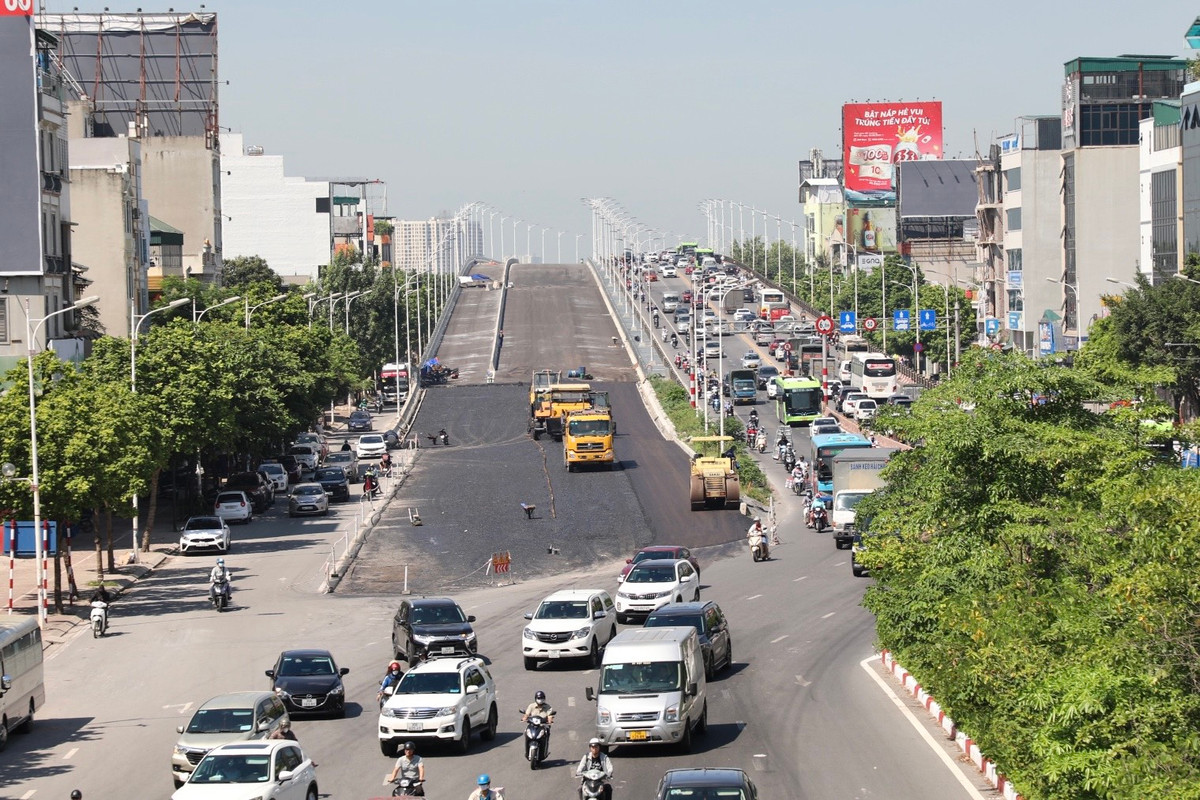 Sau 2 năm thi công, dự án cầu Vĩnh Tuy giai đoạn 2 đang trải nhựa, hoàn thiện những công đoạn cuối cùng để thông xe trước ngày 2/9/2023.