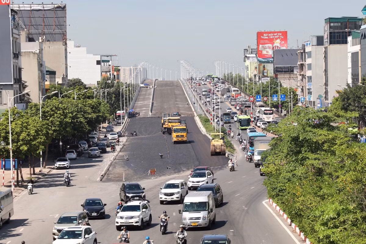 Sau 2 năm thi công, dự án cầu Vĩnh Tuy giai đoạn 2 đang trải nhựa, hoàn thiện những công đoạn cuối cùng để thông xe trước ngày 2/9/2023.