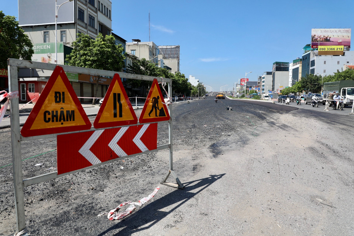 Hệ thống biển báo được đặt xung quanh công trình.