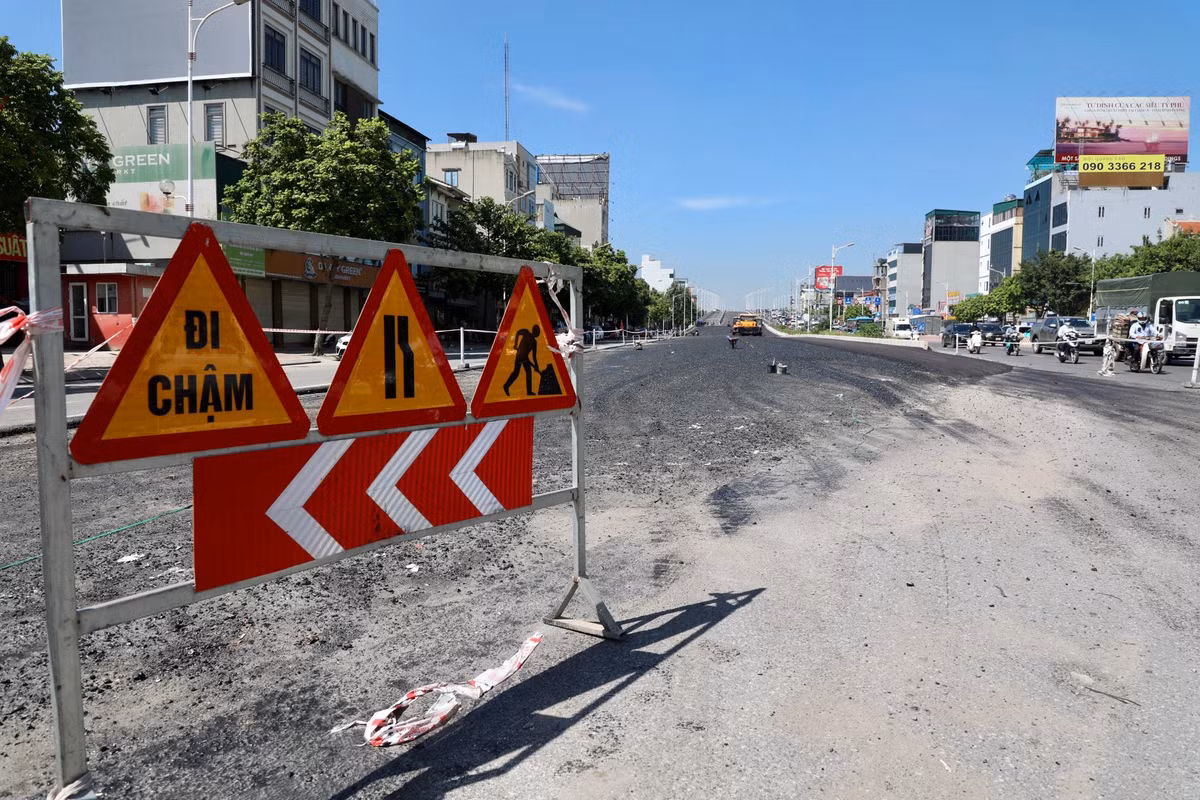 Hệ thống biển báo được đặt xung quanh công trình.