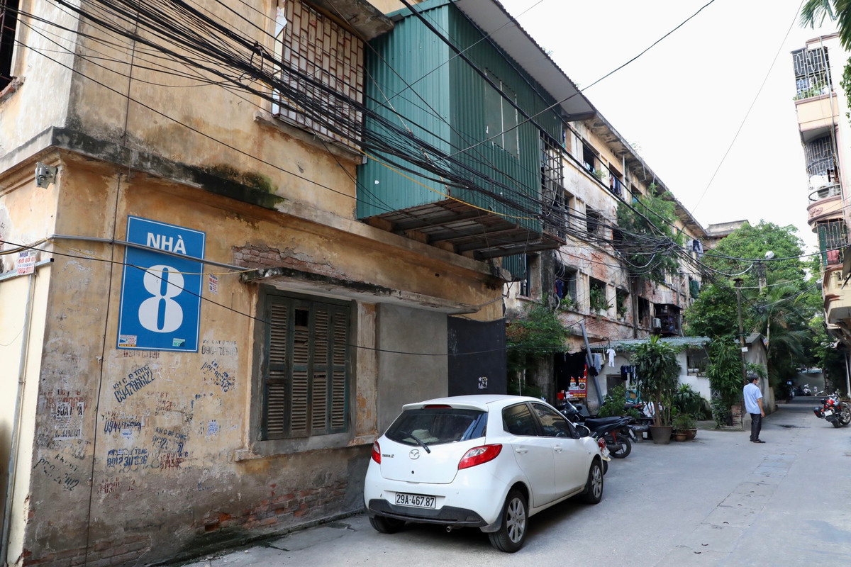 Nằm sâu trong ngõ Tự Do, thuộc phường Đồng Tâm, quận Hai Bà Trưng, Hà Nội, dãy nhà 8 thuộc khu tập thể cũ trường Đại học Kinh tế - Quốc dân gồm 3 tầng, có 2 mặt tiền, tổng diện tích gần 1.000 m2. 