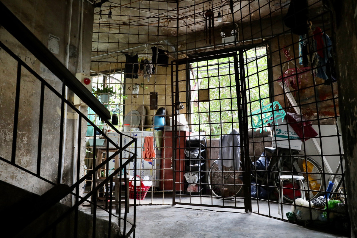 Đa phần các hộ dân sống tại dãy nhà này đã chuyển đi nơi khác sinh sống. Hiện tại, dãy nhà chủ yếu là sinh viên, người có thu nhập thấp hoặc đến thuê trọ. Dù không đảm bảo điều kiện sống, song cho đến nay khu tập thể vẫn chưa được tu sửa, cải tạo.