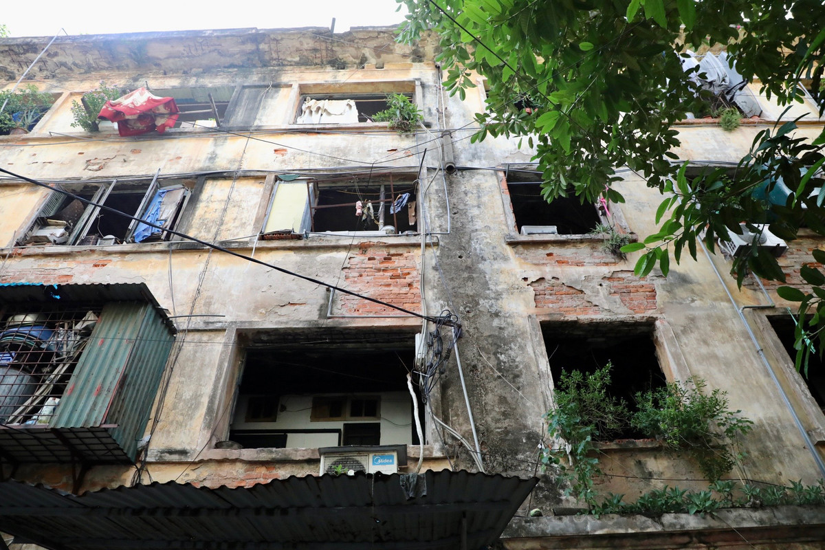 Được xây dựng trong khoảng những năm 1958 - 1960, ban đầu, khu nhà này là giảng đường của Trường Đại học Kinh tế - Tài chính (tên cũ). Đến năm 1965, nơi đây trở thành khu nhà ở cho cán bộ, công nhân viên chức của trường. Theo ghi nhận của PV, sau hơn 60 năm, khu tập thể này đã xuống cấp nghiêm trọng. 