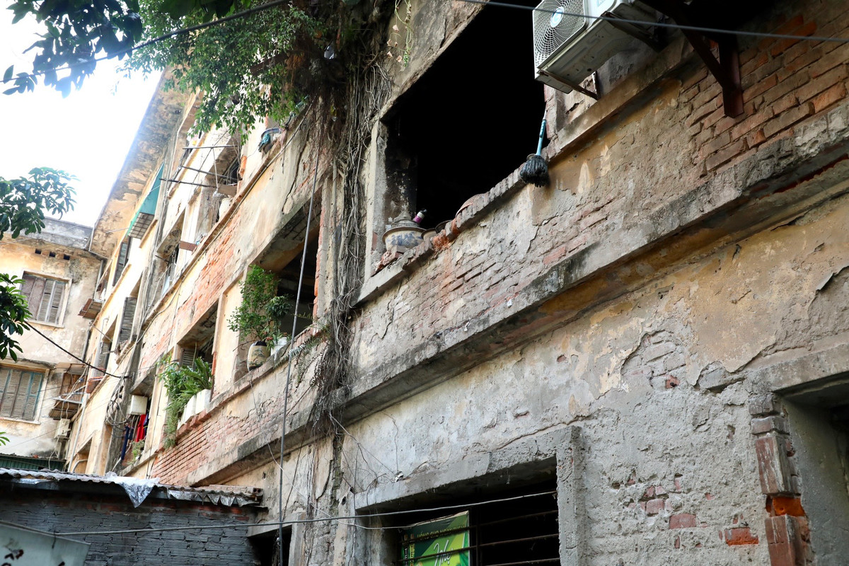 Hầu hết kết cấu tường đã bong tróc mảng vôi bên ngoài, để lộ ra những lớp gạch đỏ, sắt thép bên trong.