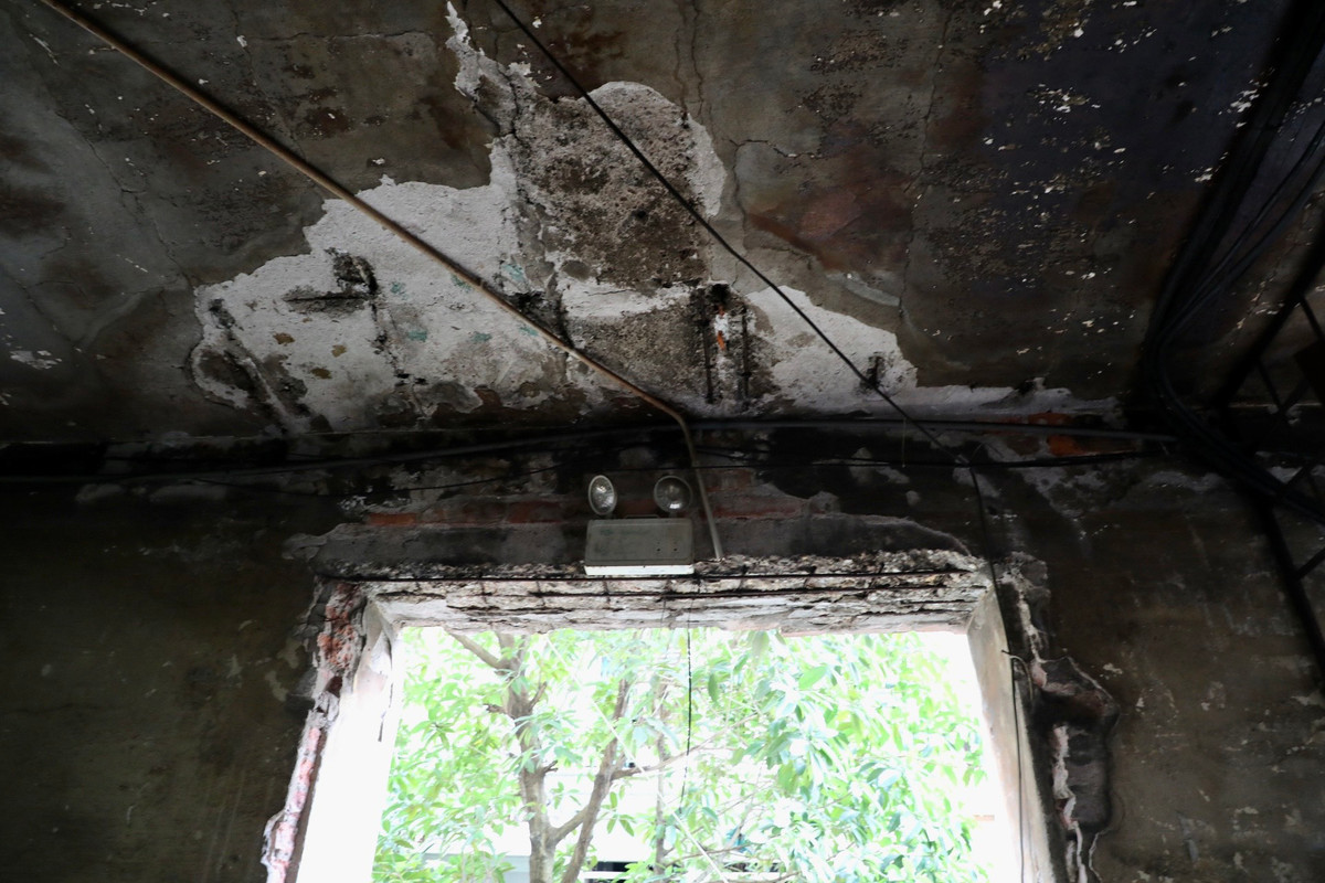 Kết cấu tường lộ ra phần khung thép nham nhở bên trong.