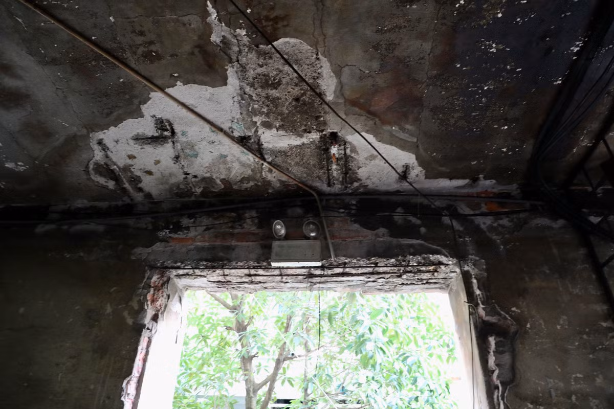 Kết cấu tường lộ ra phần khung thép nham nhở bên trong.