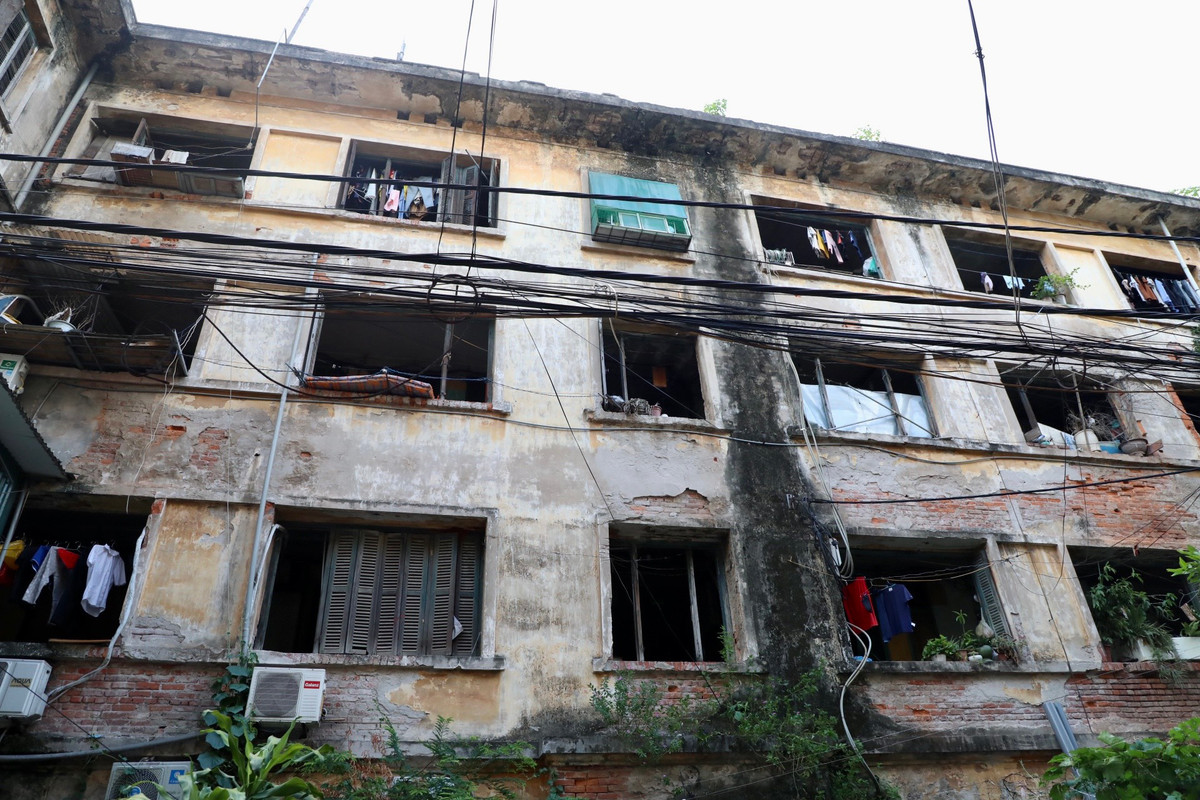 Được khởi động từ năm 1999, nhưng sau hơn 20 năm, Thành phố Hà Nội mới chỉ cải tạo được 32 chung cư trong tổng số 1.579 tòa chung cư cũ trên địa bàn.