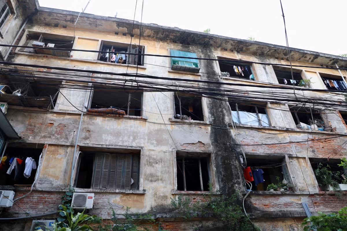 Được khởi động từ năm 1999, nhưng sau hơn 20 năm, Thành phố Hà Nội mới chỉ cải tạo được 32 chung cư trong tổng số 1.579 tòa chung cư cũ trên địa bàn.