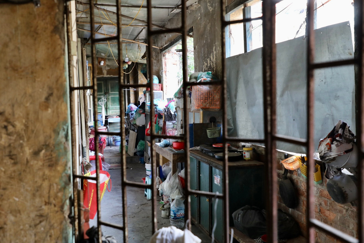 Khu tập thể cũ trong tình trạng sập xệ, nhếch nhác, nhiều hộ dân nấu nướng ngay ngoài hành lang.