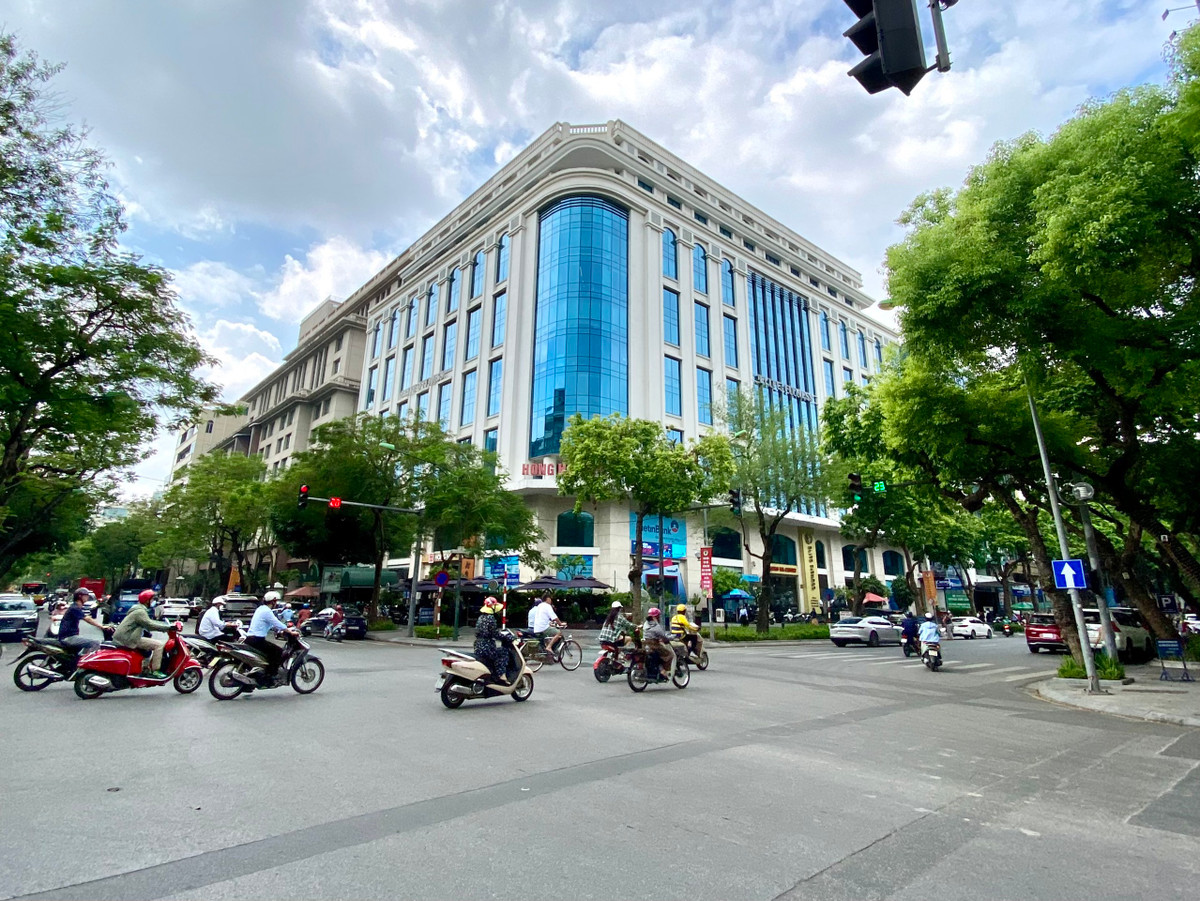 Nơi đây có hạ tầng giao thông phát triển. Nhà chờ xe buýt, các làn đường rộng và vỉa hè thông thoáng sẽ tạo điều kiện thuận lợi cho người dân di chuyển dễ dàng.